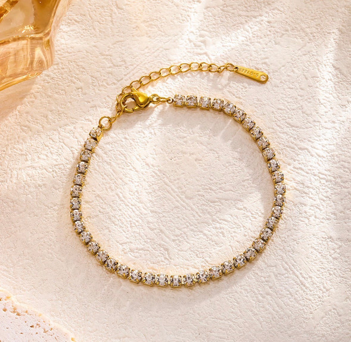 Tennis bracelet golden base