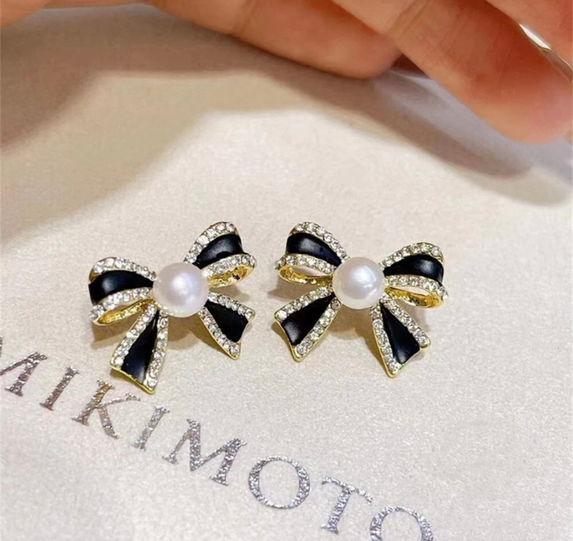 Bow pearl stud
